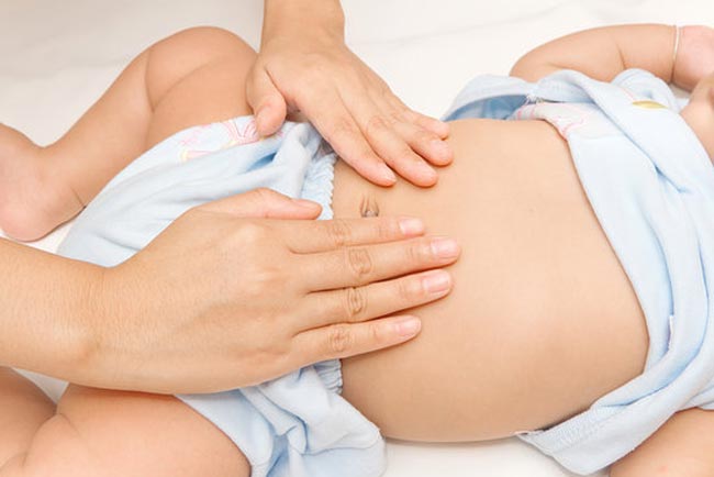 Trẻ nhỏ hệ tiêu hoá chưa hoàn thiện, xoa bóp bụng sẽ giúp bé khoẻ mạnh mau lớn